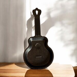 CAST IRON GUITAR SHAPED CORNBREAD / PANCAKE MOLD – CRACKER BARREL